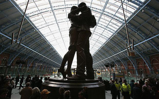 See These 5 Beautiful Love-Themed Statues - XoticBrands Home Decor